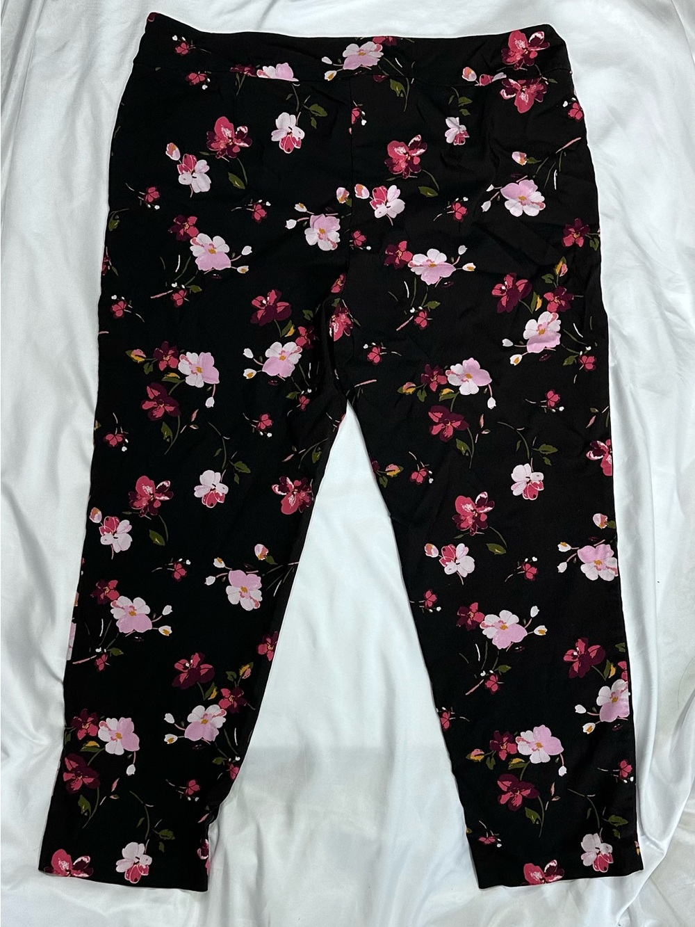 Terra & Sky Black Floral Capri Pants Size 1X - Picture 4 of 6